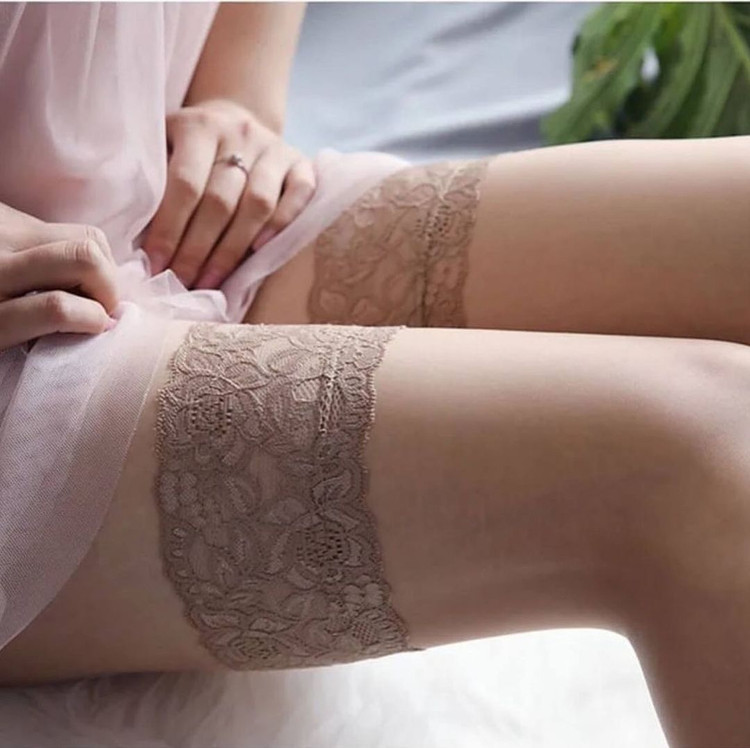 جوراب شیشهای بالا زانو لبه ژلهای و دانتل | وارداتی | مشکی و رنگ پا - مزون یونا