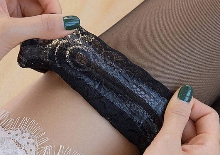 جوراب شیشهای بالا زانو لبه ژلهای و دانتل | وارداتی | مشکی و رنگ پا - مزون یونا