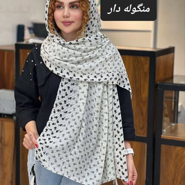 شال پلیسه نخی منگولهدار شیری با طرح گل - مزون یونا