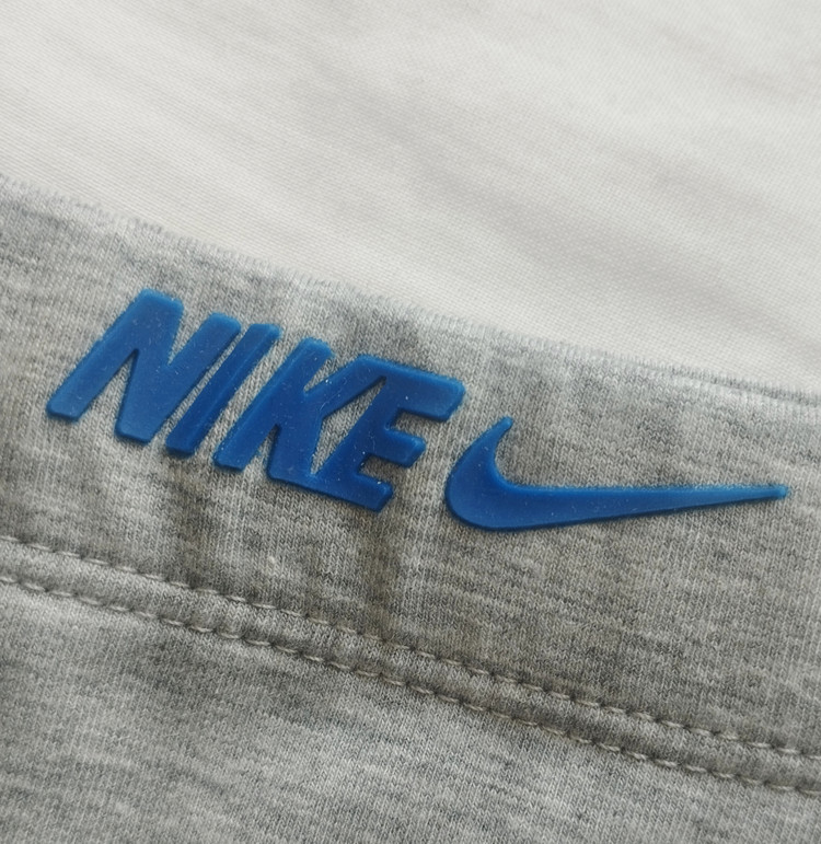 شورت نیمپا کلاسیک مردانه NIKE رنگ ملانژ طوسی با نماد امباس آبی - مزون یونا