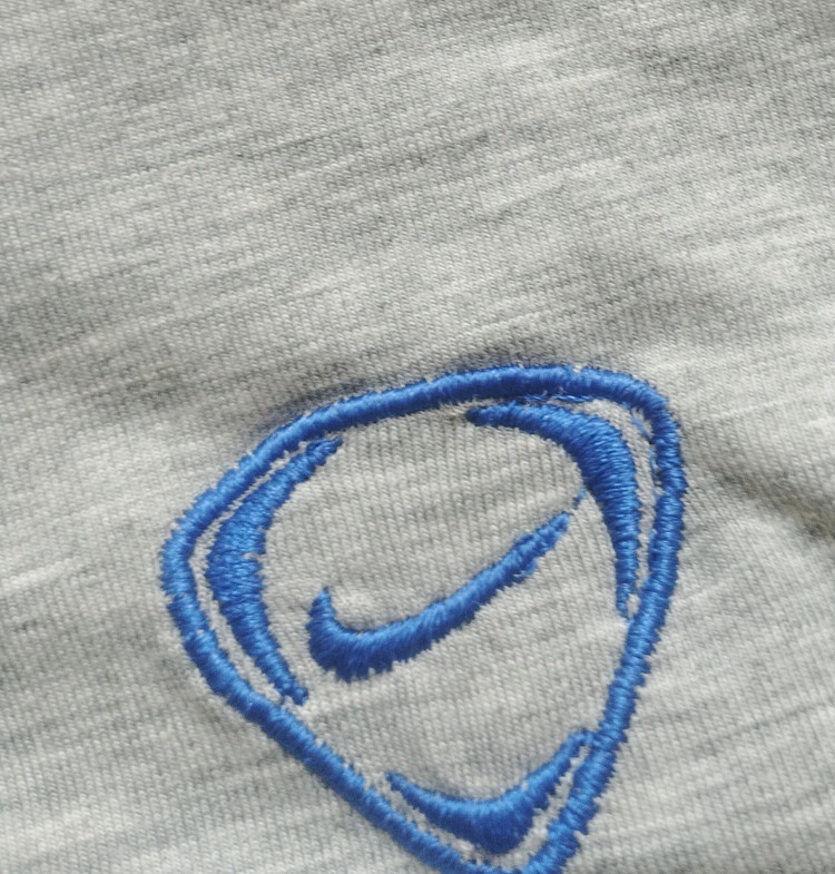 شورت نیمپا کلاسیک مردانه NIKE رنگ ملانژ طوسی با نماد امباس آبی - مزون یونا